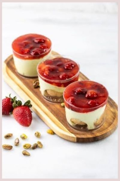 MOUSSE ΦΙΣΤΙΚΙ ΜΕ COMPOTE ΦΡΑΟΥΛΑΣ